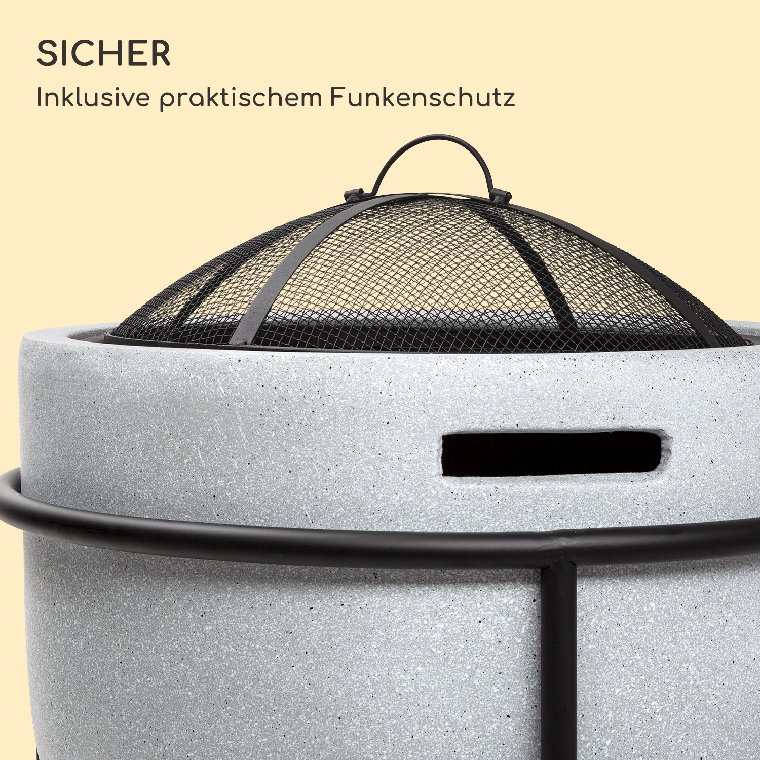 Nahaufnahme einer Feuerstelle mit einem schwarzen Funkenschutzgitter und einem schwarzen Ring.