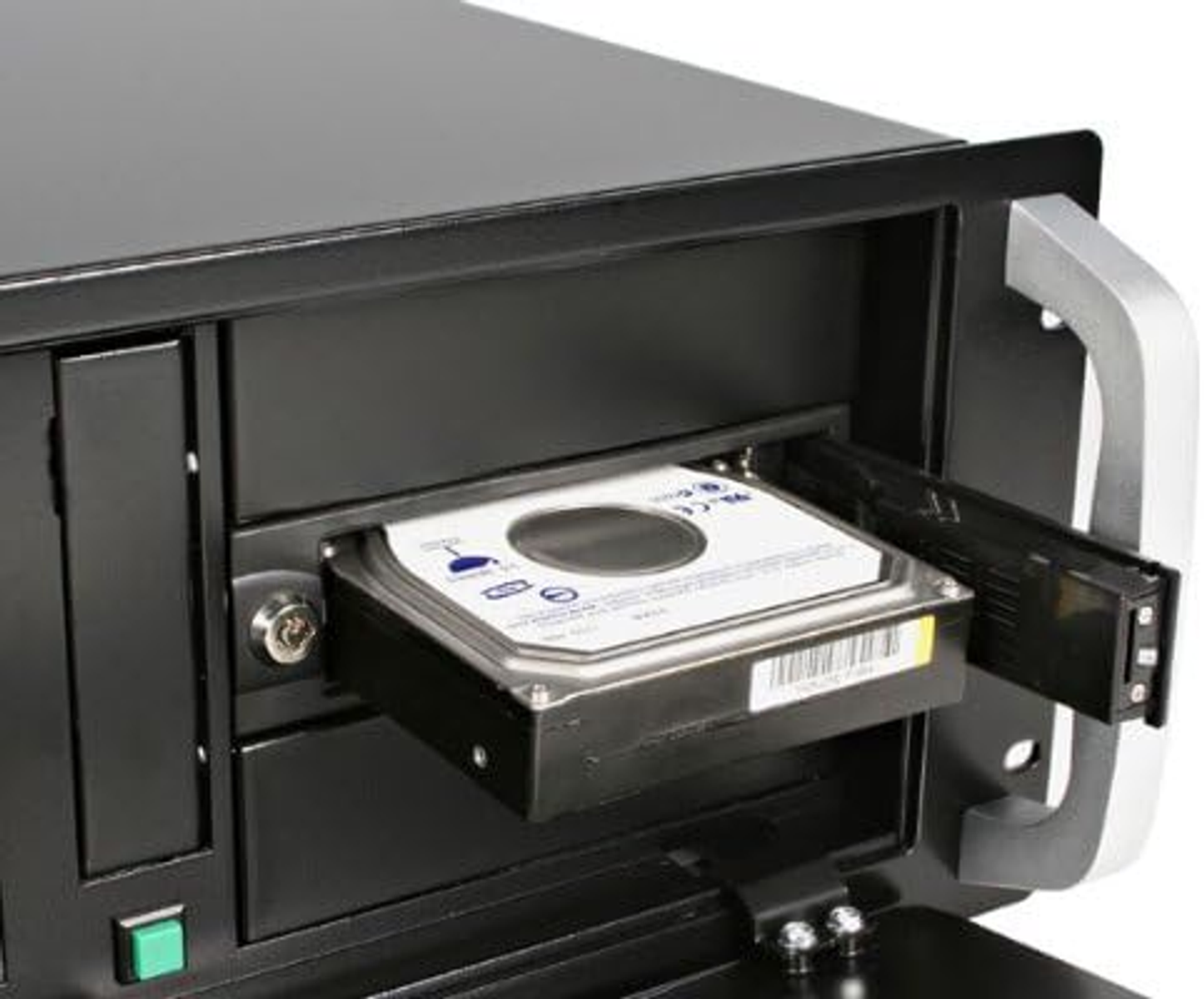 Rackmount-Server mit Festplatte. Eine Festplatte wird teilweise aus dem schwarzen Server herausgezogen.