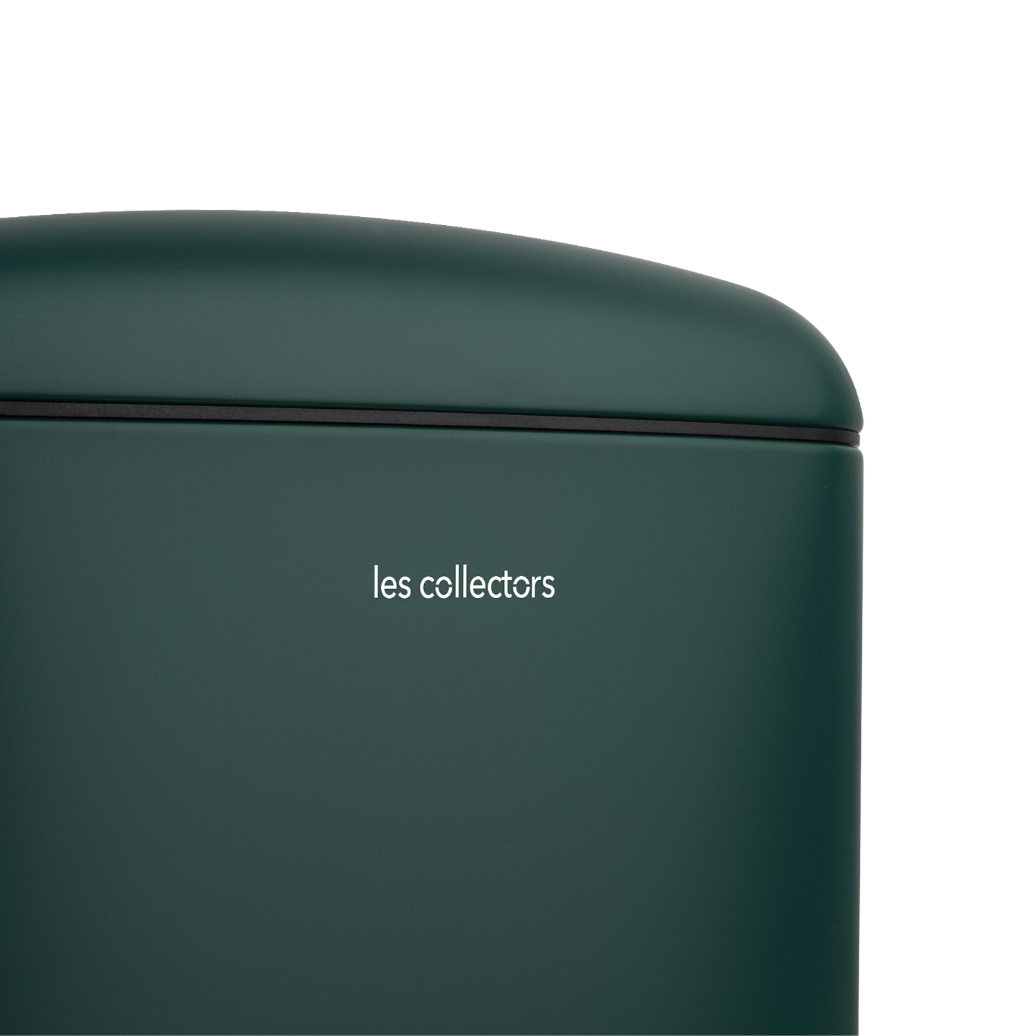 Primo piano di un bidone verde scuro con la scritta "les collectors".
