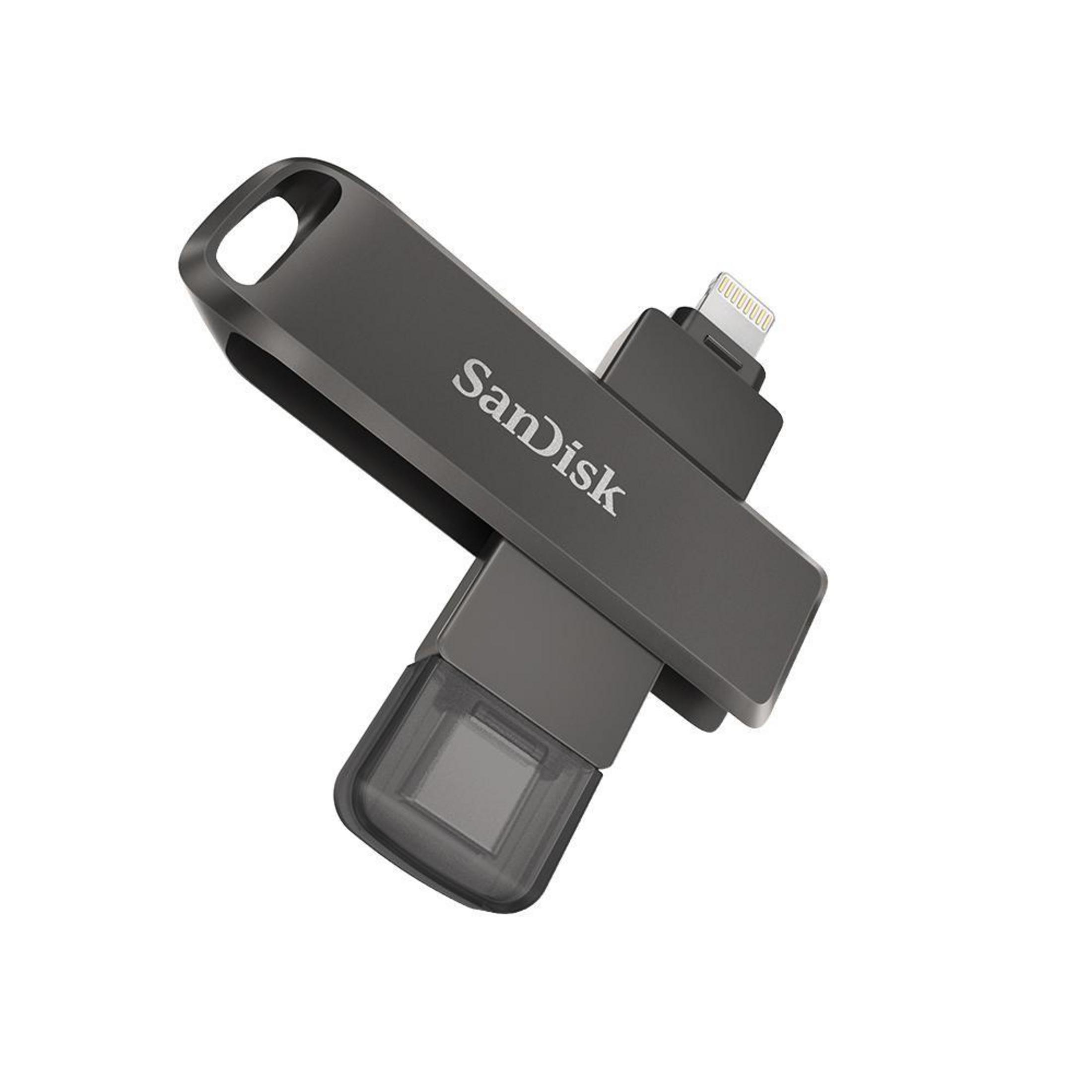 Ciemnoszary pendrive Sandisk w pozycji skośnej na białym tle.