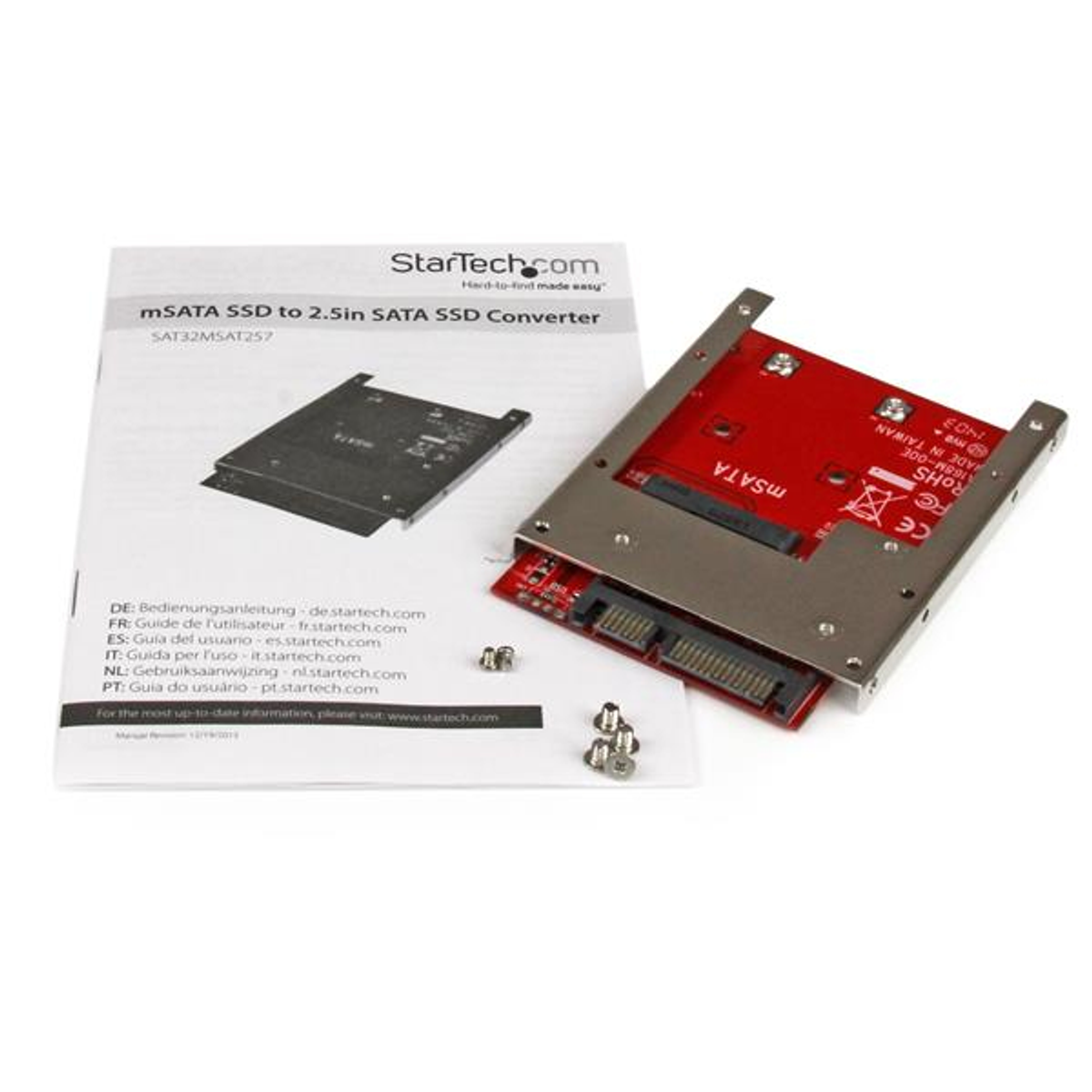 Ein mSATA-zu-2,5-Zoll-SATA-SSD-Konverter, Handbuch und kleine Schrauben auf weißem Hintergrund.