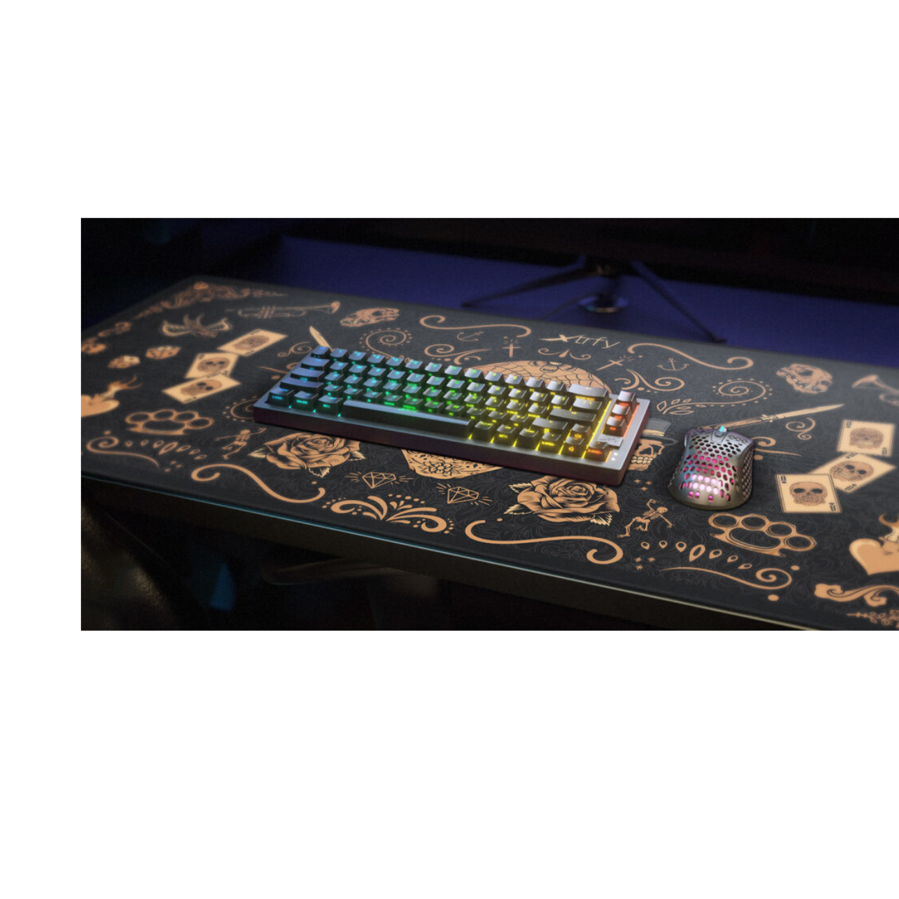 Ein Gaming-Setup mit Tastatur, Maus und Mauspad mit dunklem Design.