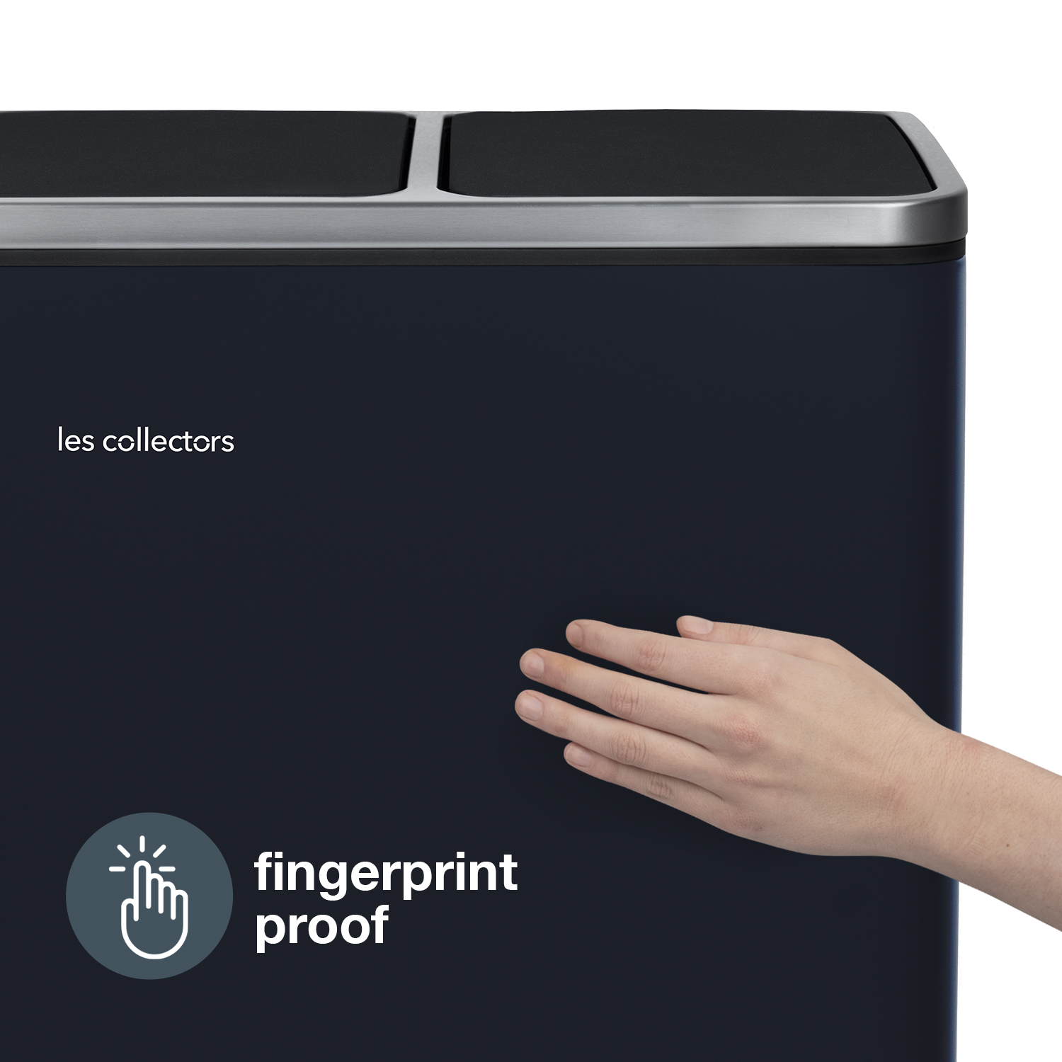 Cestino blu scuro con una mano che tocca la superficie. Testo: 'fingerprint proof'.