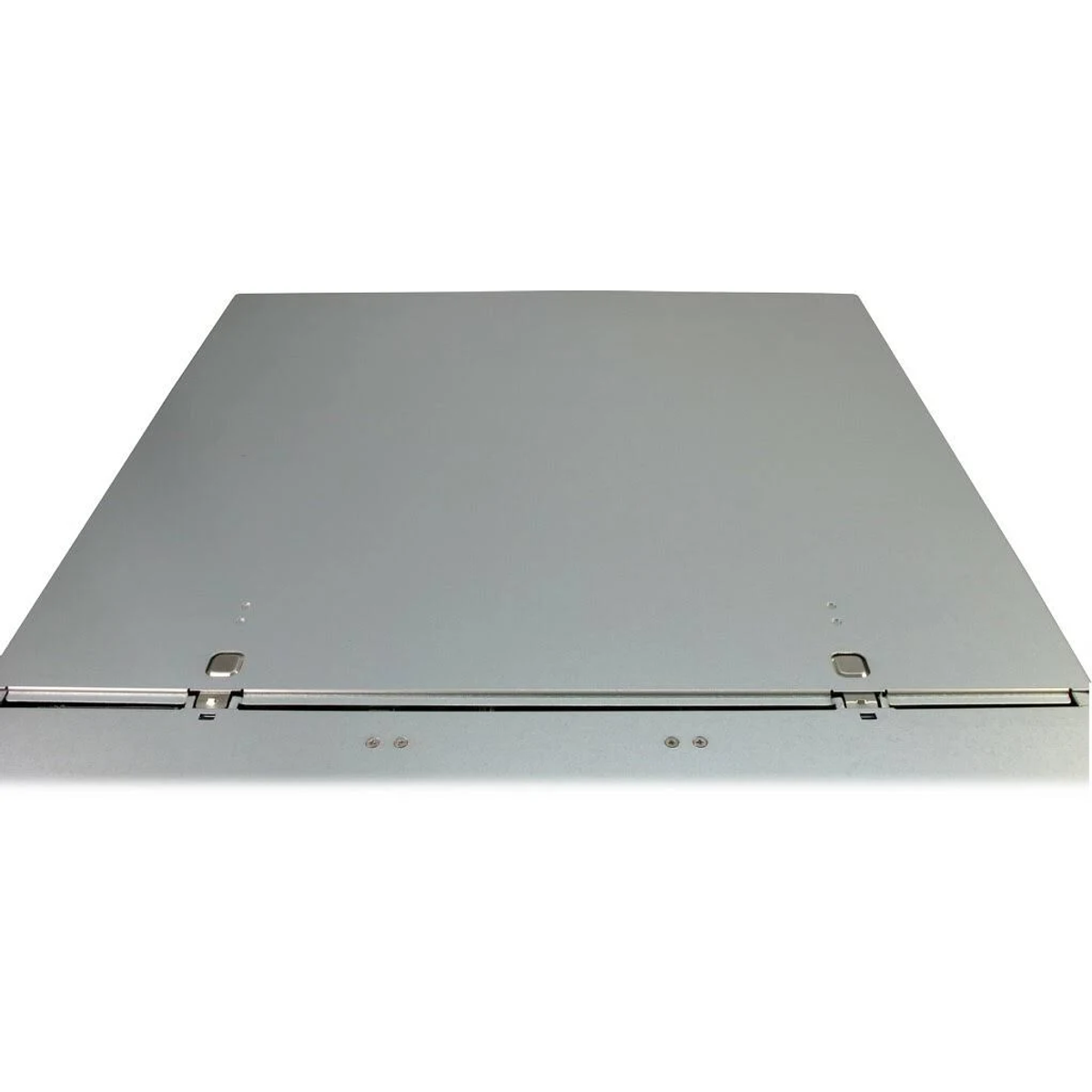 Silberne Serverablage mit kleinen Befestigungslöchern. Es ist eine rechteckige Metallplatte.