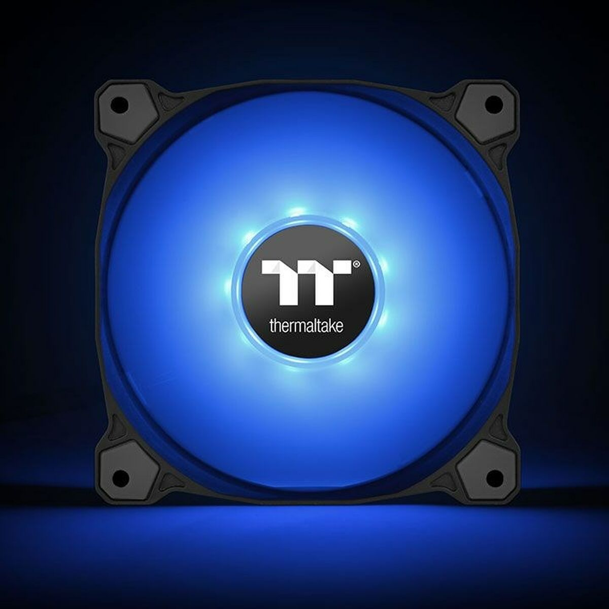 Ventola per computer con luci LED blu e logo Thermaltake al centro.