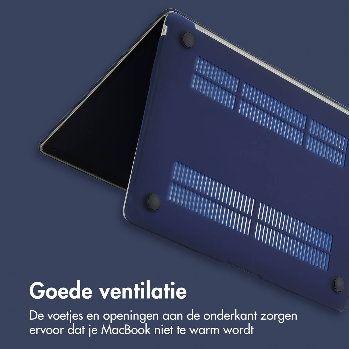 Een marineblauwe laptophoes met ventilatiegaten. De hoes staat iets schuin op een vergelijkbaar blauw oppervlak.