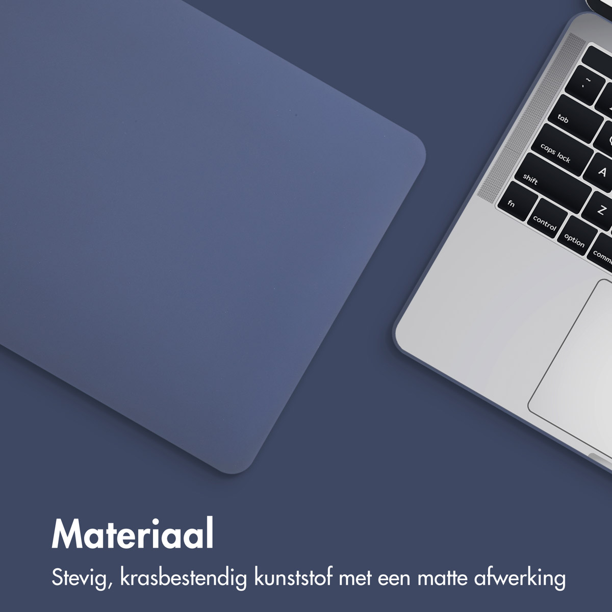 MacBook-toetsenbord en deel van het scherm met een blauwe hoes. De tekst "Materiaal" staat eronder.