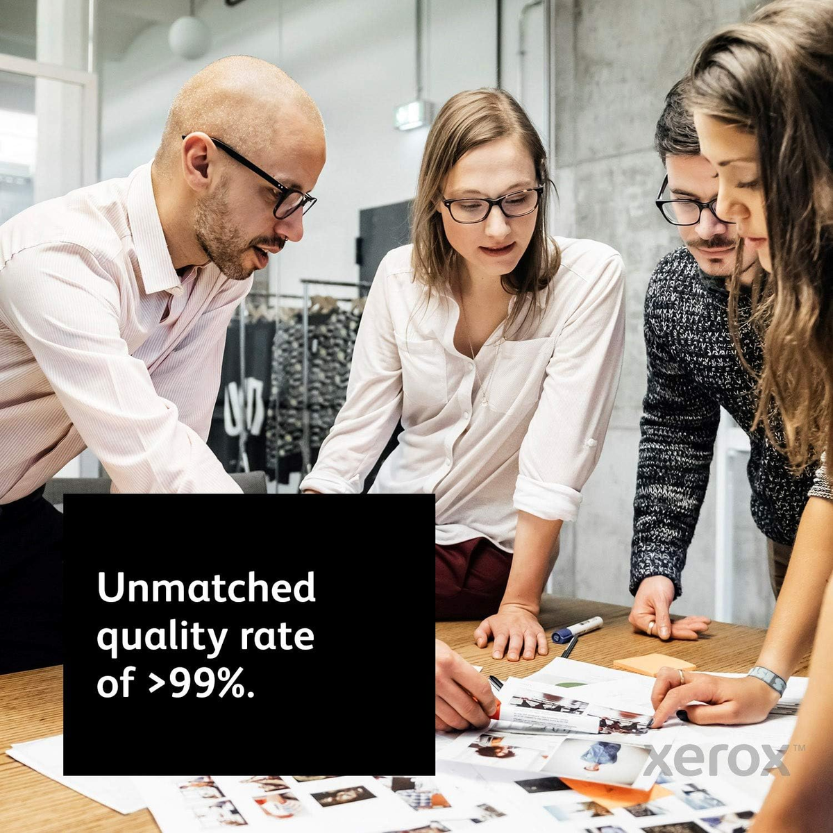 Grupa osób analizuje dokumenty. Tekst na czarnym polu: Niezrównany wskaźnik jakości <gt/>99%.