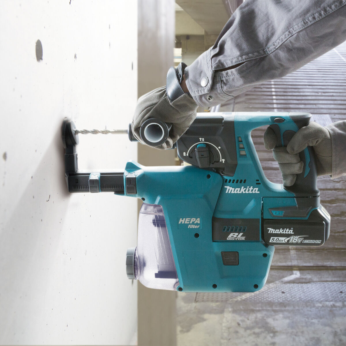 Persona che fora un muro con un trapano Makita.