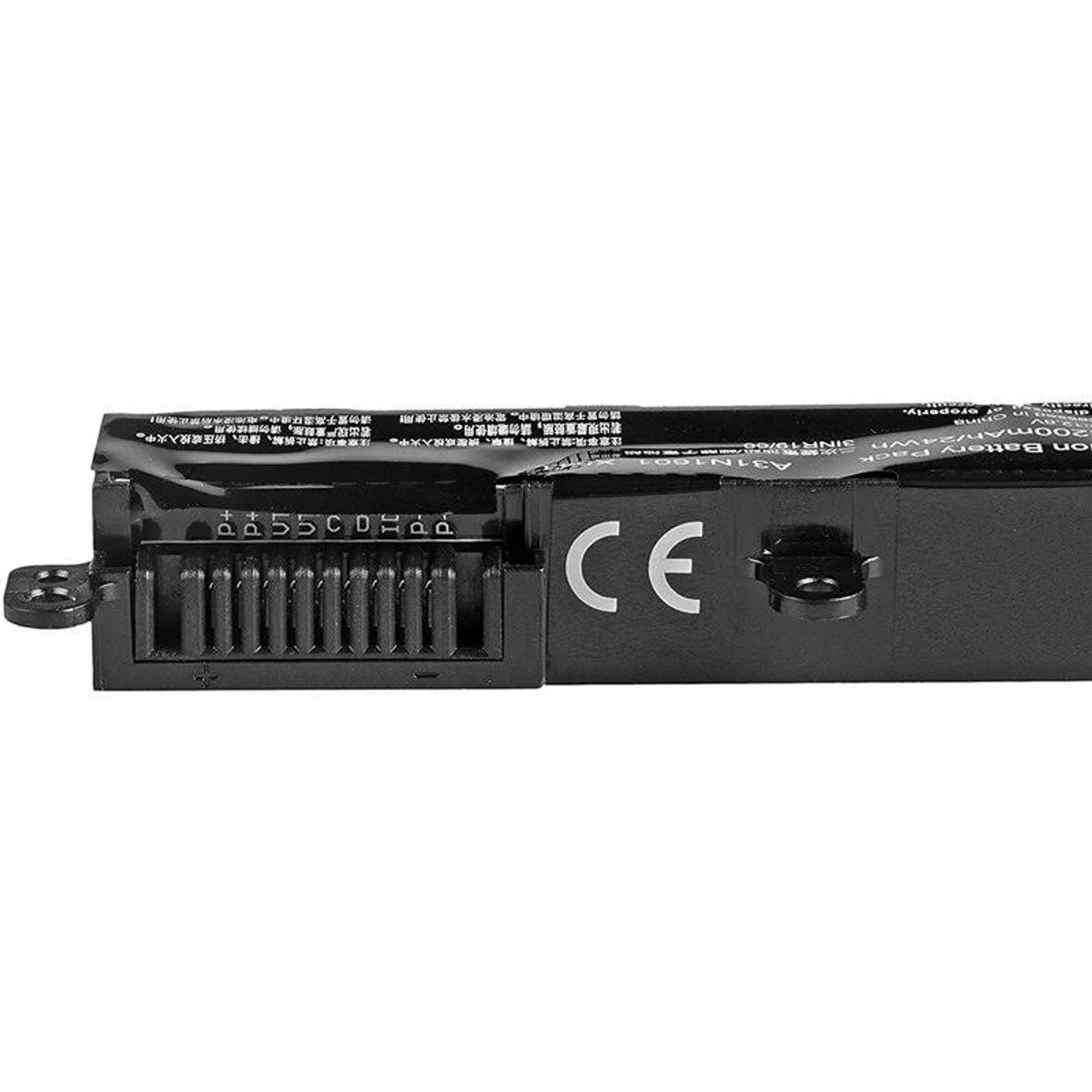 Nahaufnahme einer schwarzen Batterie mit CE-Zeichen und einem Stecker mit Pins.