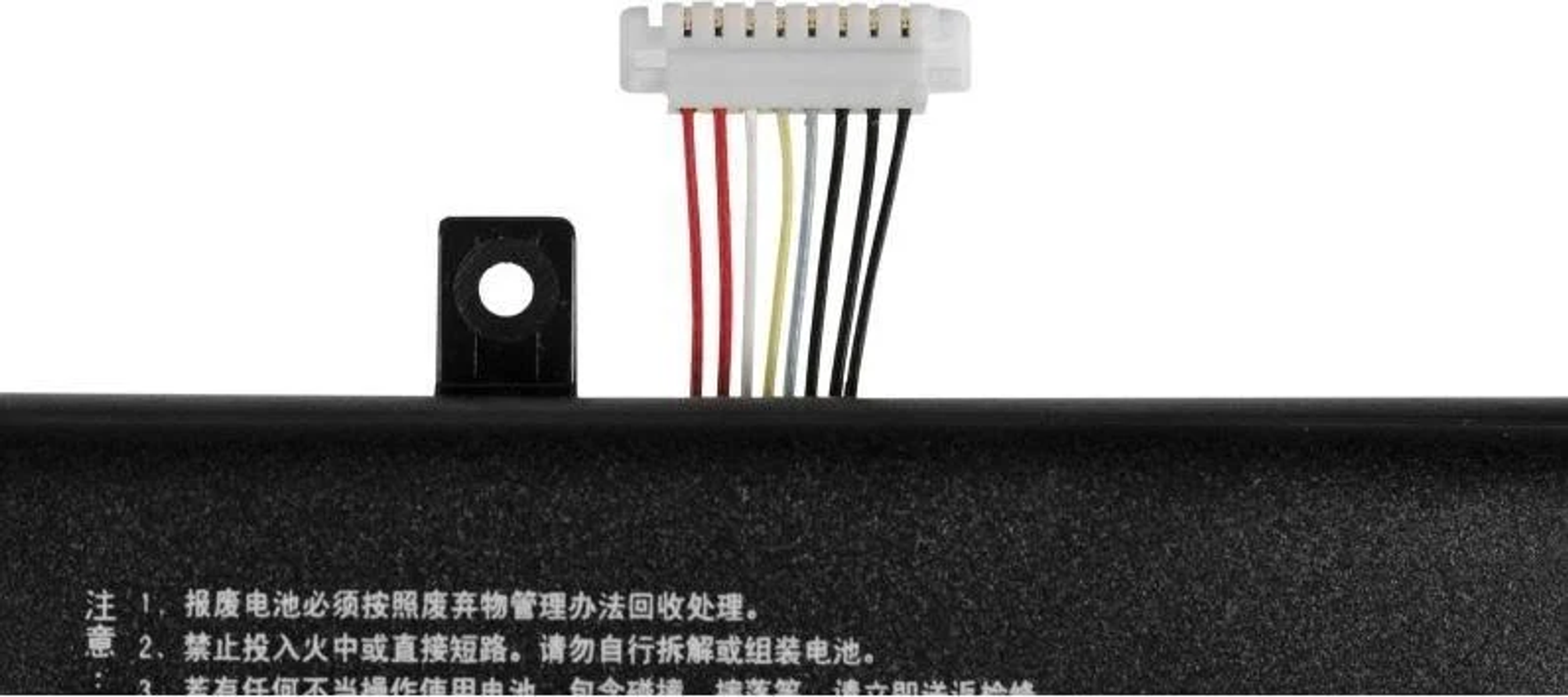 Nahaufnahme eines Batterieanschlusses mit farbigen Drähten. Der Stecker ist weiß, die Drähte sind farbig.