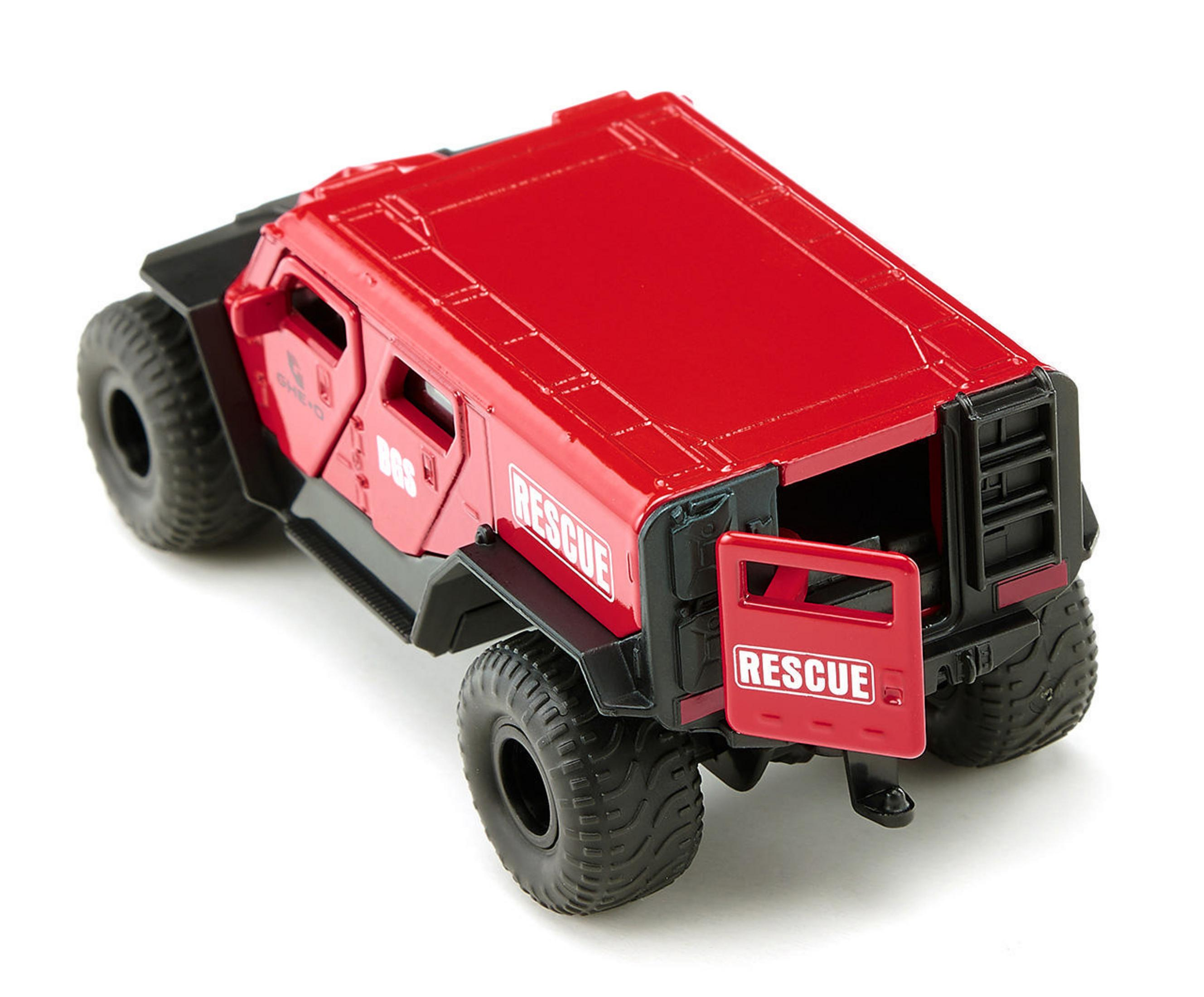 Roter Spielzeug-Rettungswagen, Rückansicht, weißer Hintergrund. Schwarze Reifen und rot.