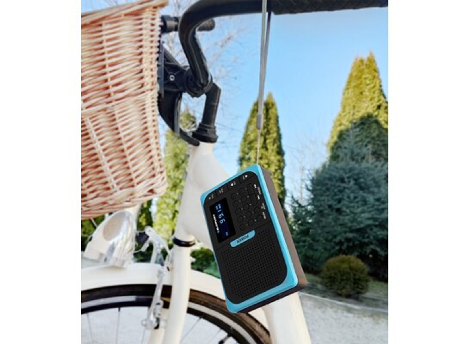 Una radio blu e nera appesa al manubrio di una bicicletta.