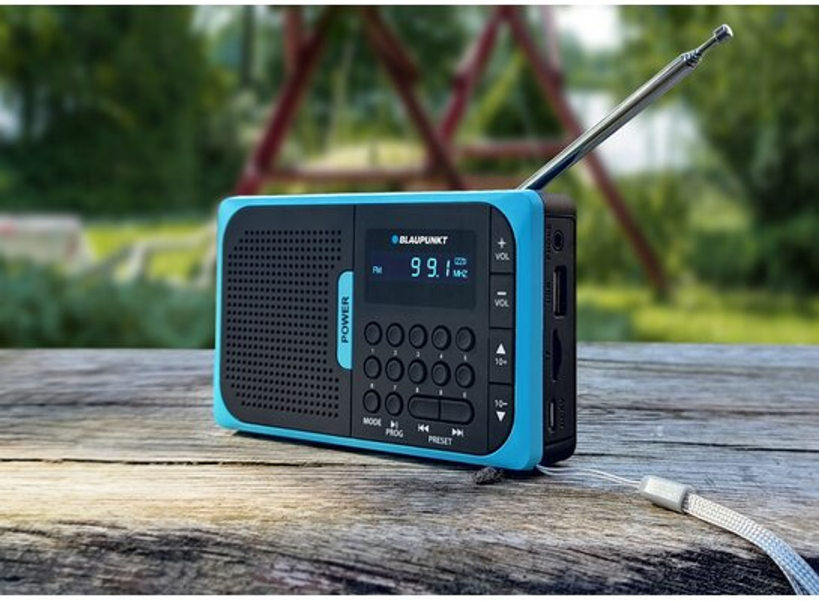 Radio portatile blu e nera, con schermo e antenna.