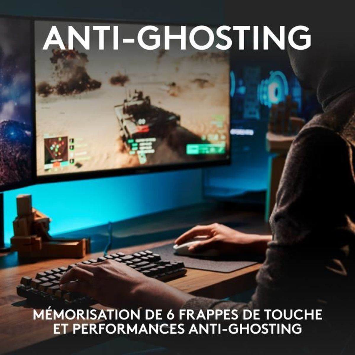 Osoba grająca na klawiaturze, monitor wyświetla grę. Widoczny tekst Anti-ghosting.