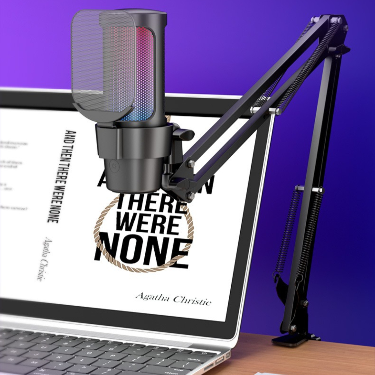 Laptop mit Mikrofon auf einem Ständer. Das Buchcover sagt: „Und dann gab es keinen mehr“.
