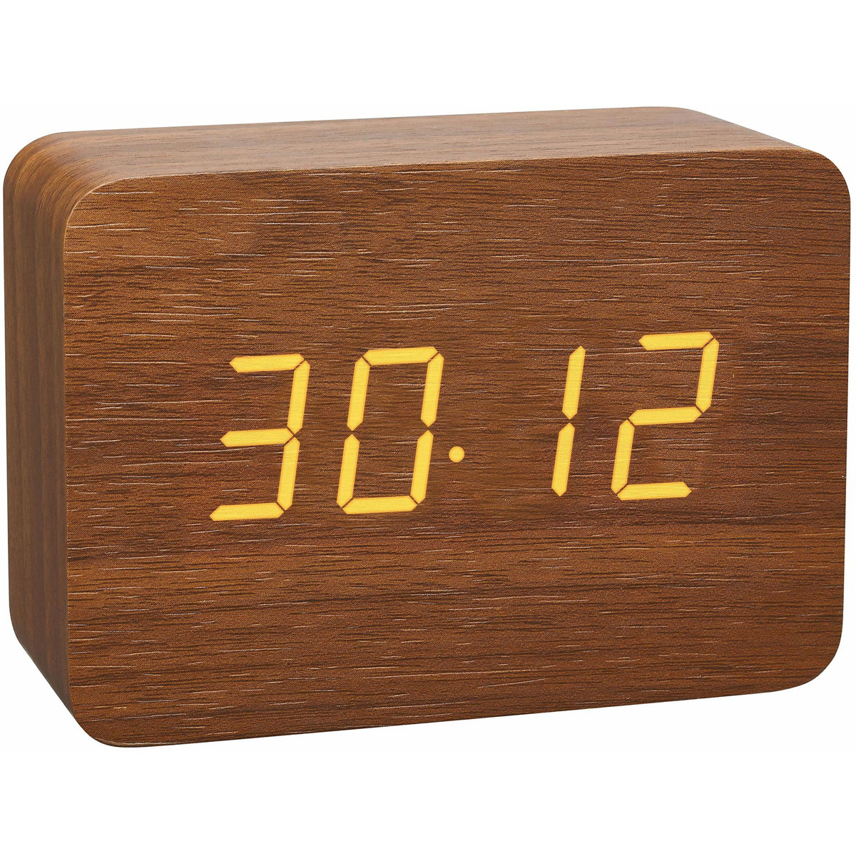 Eine digital aussehende Uhr im Holzdesign zeigt die Uhrzeit 30:12 mit gelben LED-Ziffern.