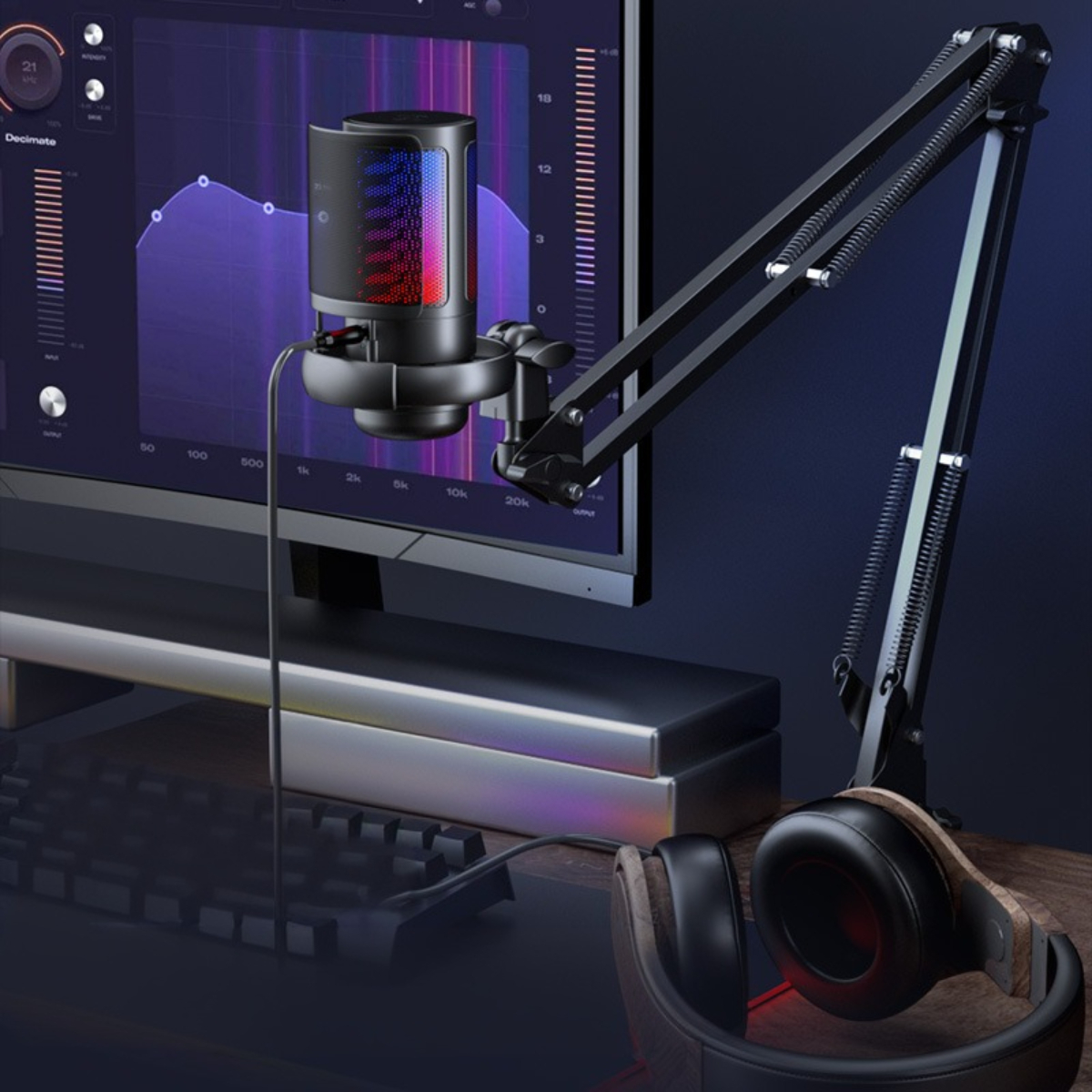 Ein Mikrofon-Setup mit Pop-Filter und Auslegerarm. Kopfhörer und ein Computermonitor sind ebenfalls sichtbar.