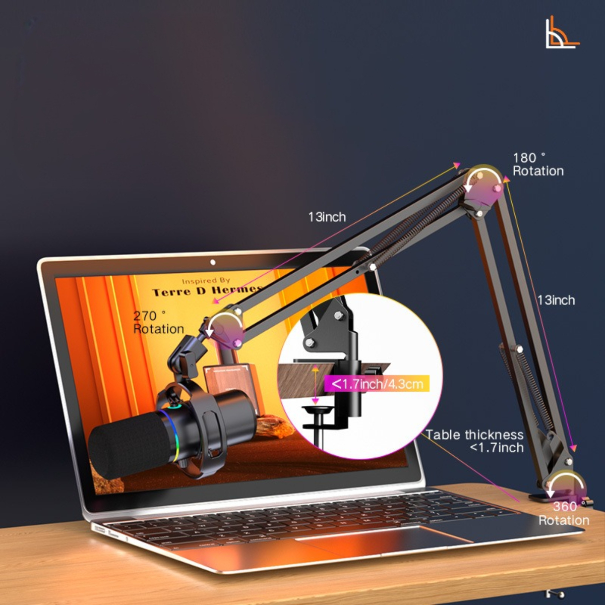Mikrofon-Setup über einem Laptop. Ständer hat 180 und 360 Grad Drehung, und <lt/>1,7 Zoll Tischstärke.