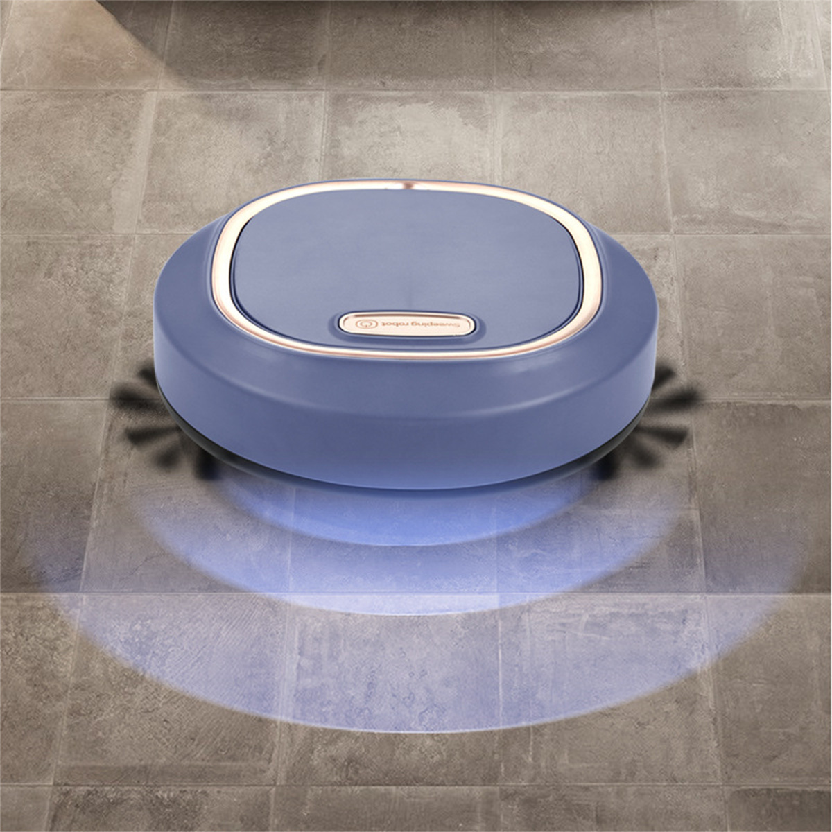 Blauer Roboter-Staubsauger auf Fliesenboden. Goldener Ring um die Oberseite. Schatten auf dem Boden.