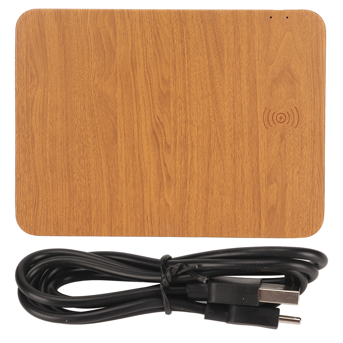 Ein kabelloses Ladegerät mit Holzmaserung und einem schwarzen USB-Kabel. Mit Ladesymbol auf der Oberfläche.