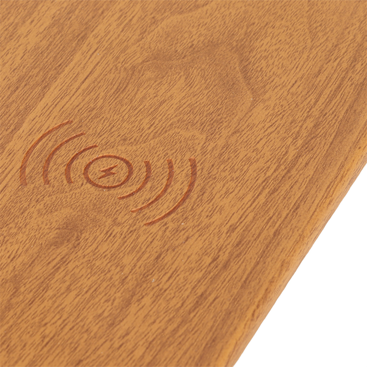 Holzoberfläche mit kabellosem Ladesymbol. Das Symbol zeigt gebogene Linien mit einem Blitz.