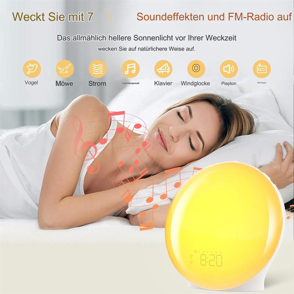Eine Frau schläft mit einem Sonnenaufgang-Wecker. Text: Soundeffekte und UKW-Radio.