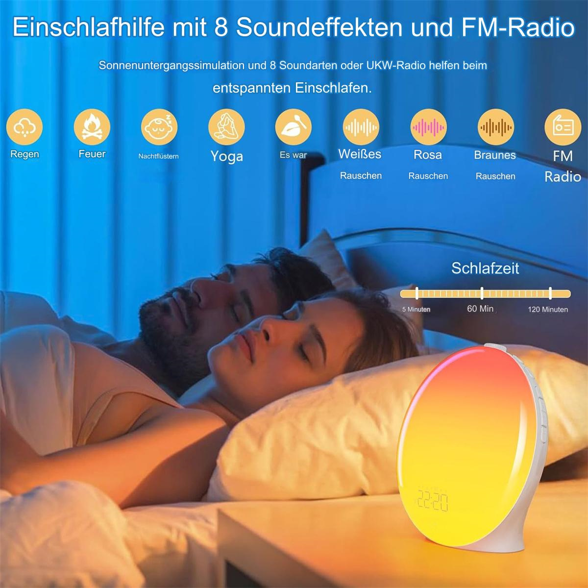 Paar schläft im Bett; ein weißer und gelber Wecker mit Lichteffekten steht auf dem Nachttisch.