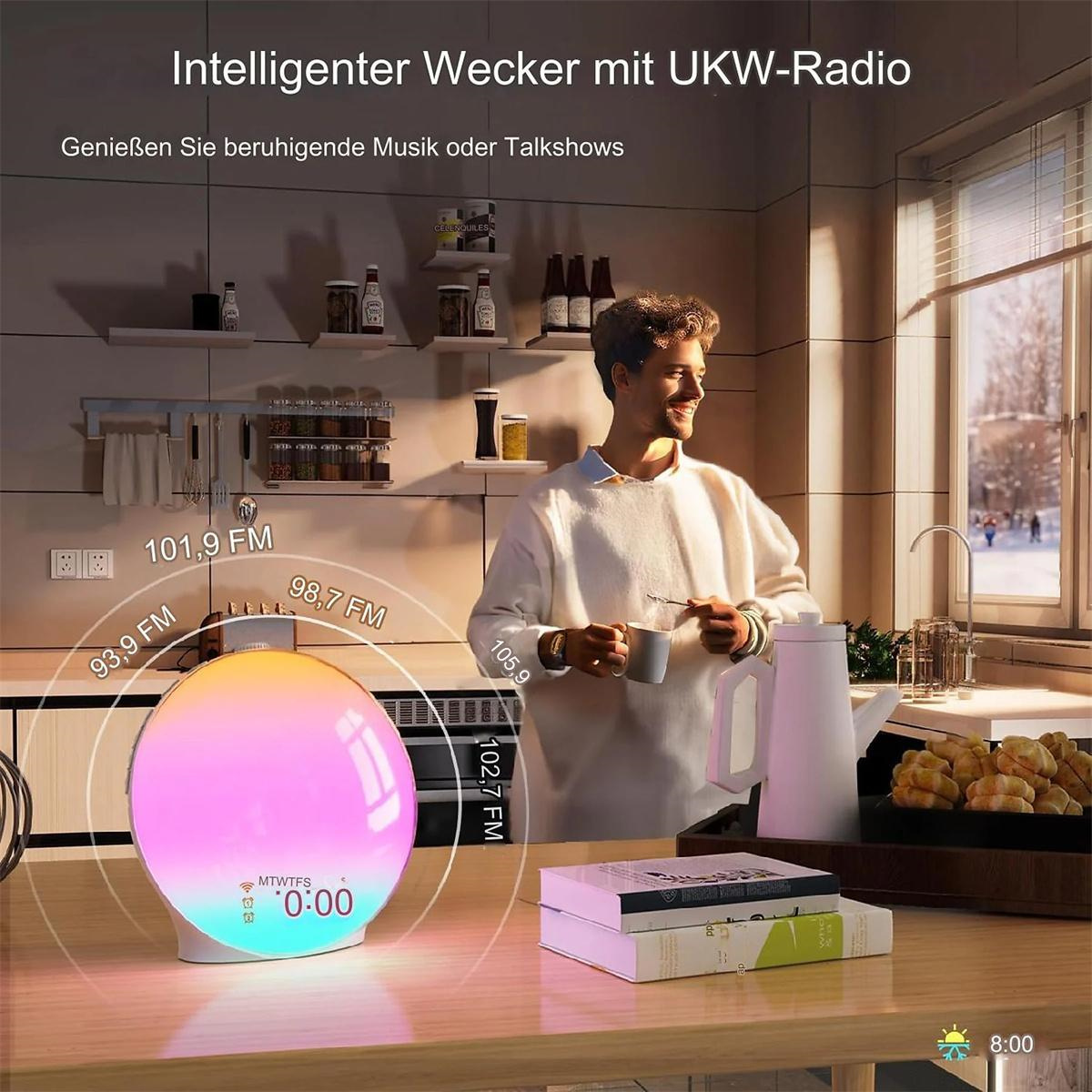 Ein Mann lächelt und blickt auf eine farbwechselnde Uhr. Text: „Intelligenter Wecker mit UKW-Radio“.