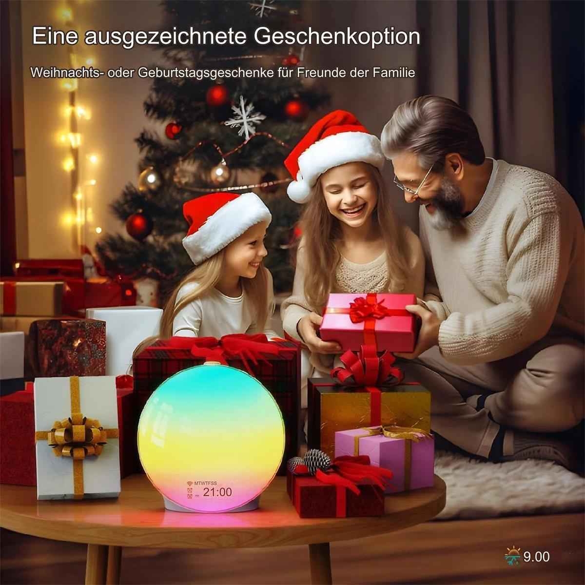 Eine Familie, einschließlich Kinder, tauscht Geschenke in der Nähe eines geschmückten Weihnachtsbaums und eines Lichts aus.