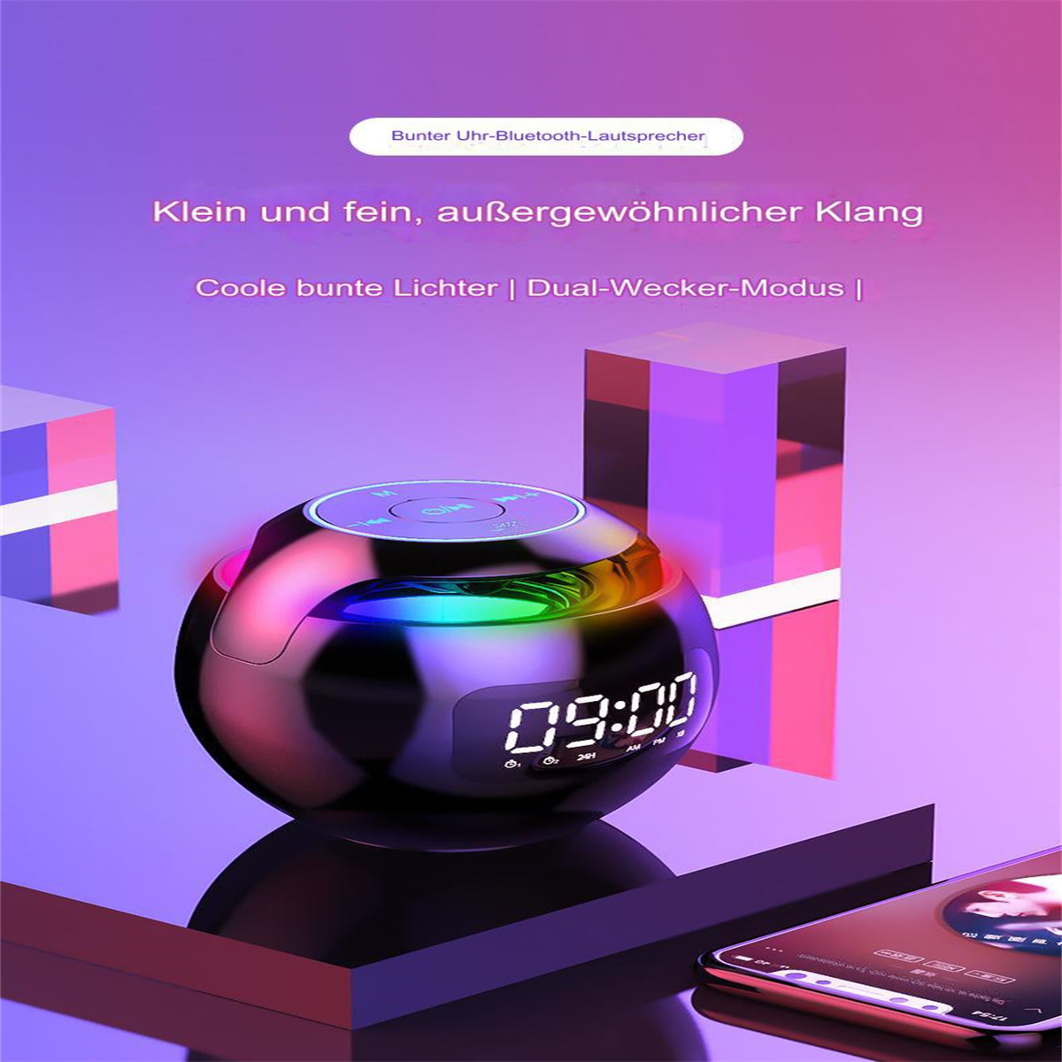 Ein kleiner, runder, mehrfarbiger Lautsprecher mit Digitaluhr, der sich auf einer Oberfläche spiegelt.