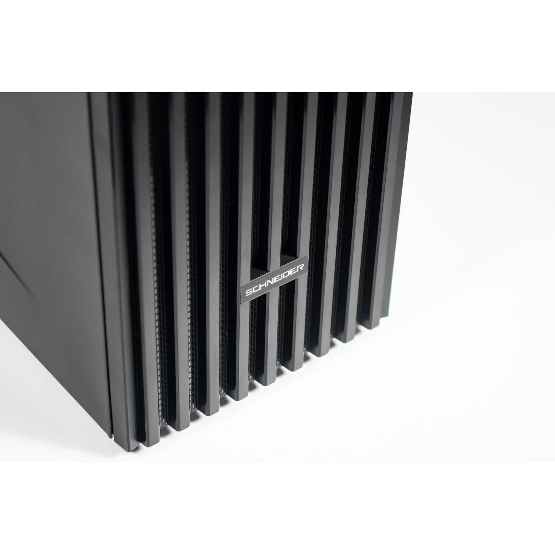 Czarna obudowa serwera z pionowymi liniami i logo Schneider. Widok jest od dołu.