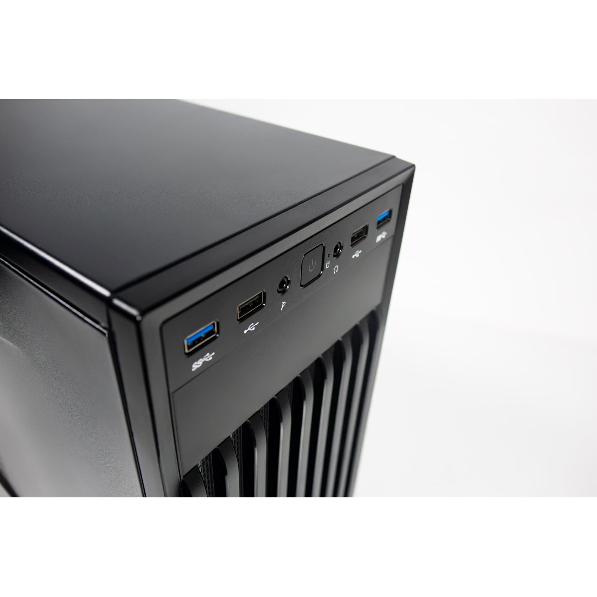 Czarna obudowa komputera z portami na górze, w tym USB i audio, na białym tle.