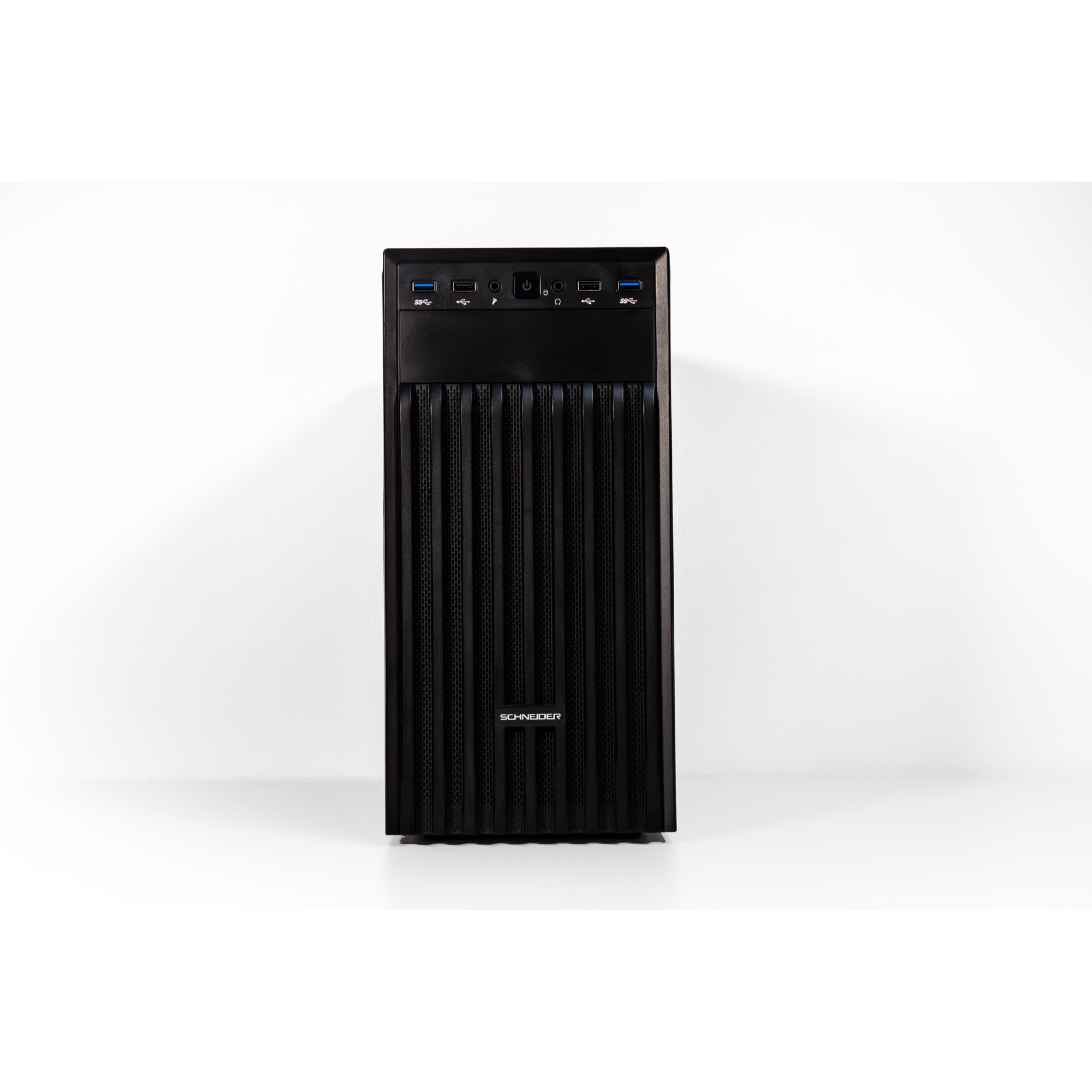 Czarna obudowa komputera na białym tle, z widocznymi portami na panelu przednim.