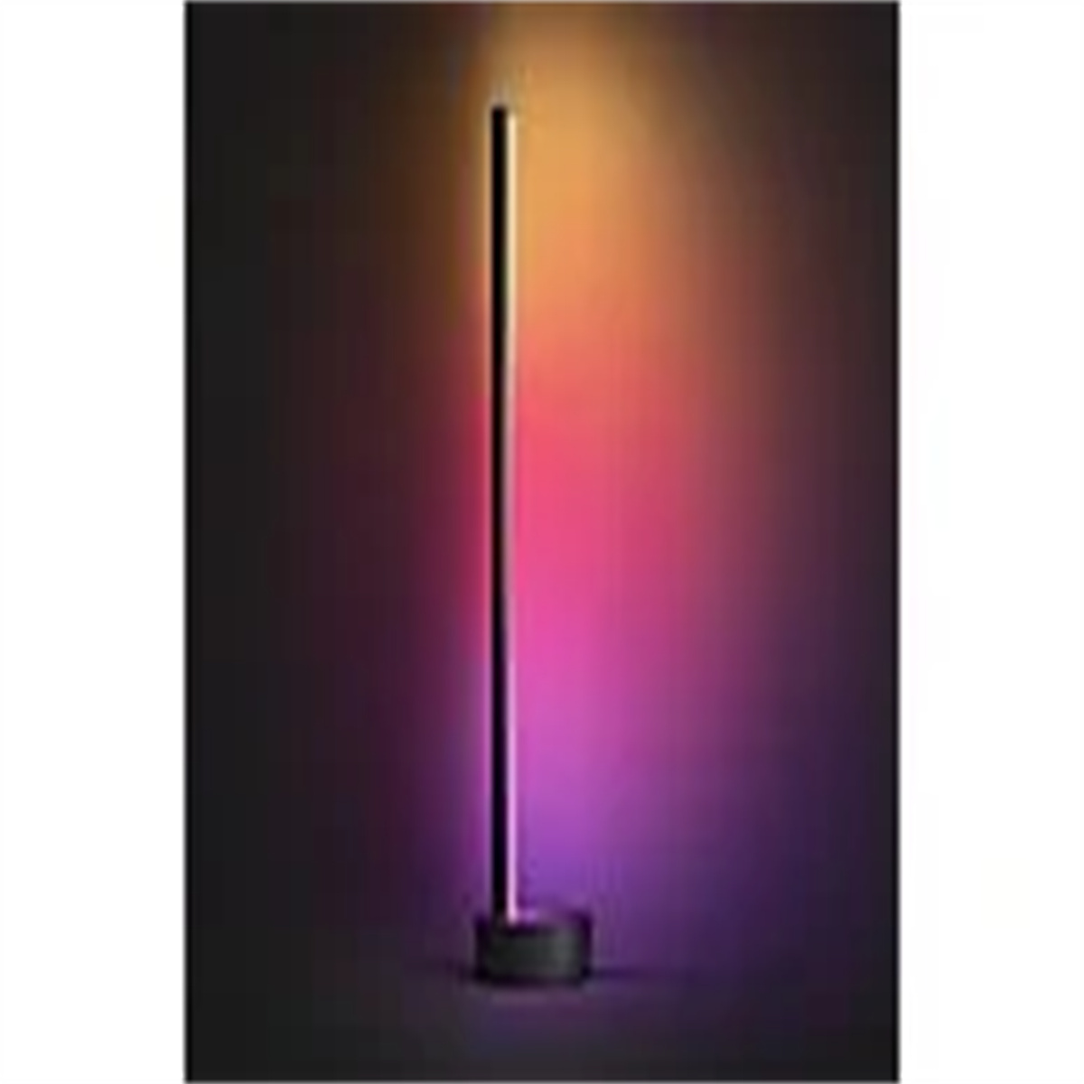 Eine schwarze Stehlampe mit zylindrischem Fuß leuchtet mit einem Farbverlauf von Orange nach Lila.