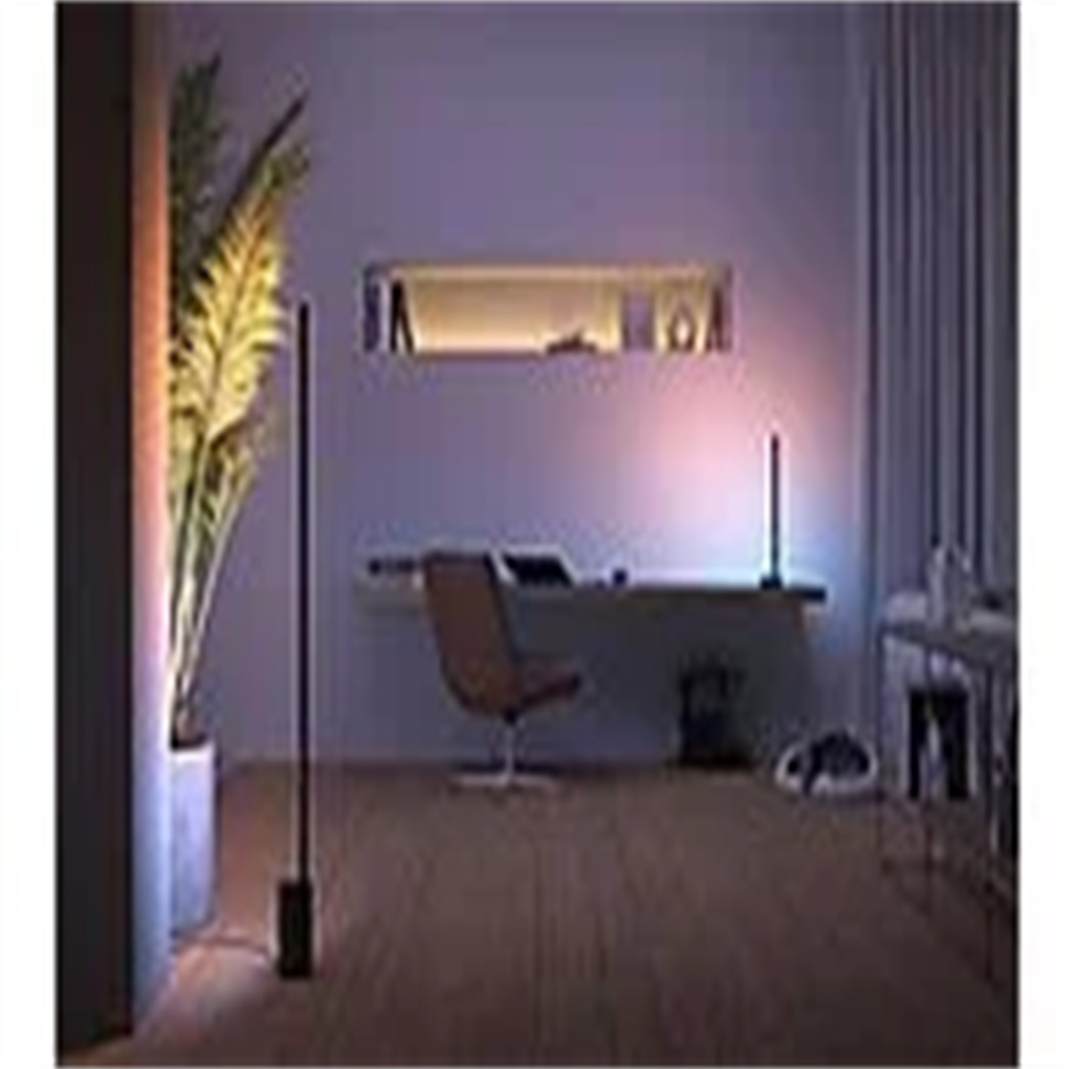 Innenraum mit Pflanze, Schreibtisch und Stehlampe. Neutrale Farben und minimalistisches Design. Hundebett sichtbar.