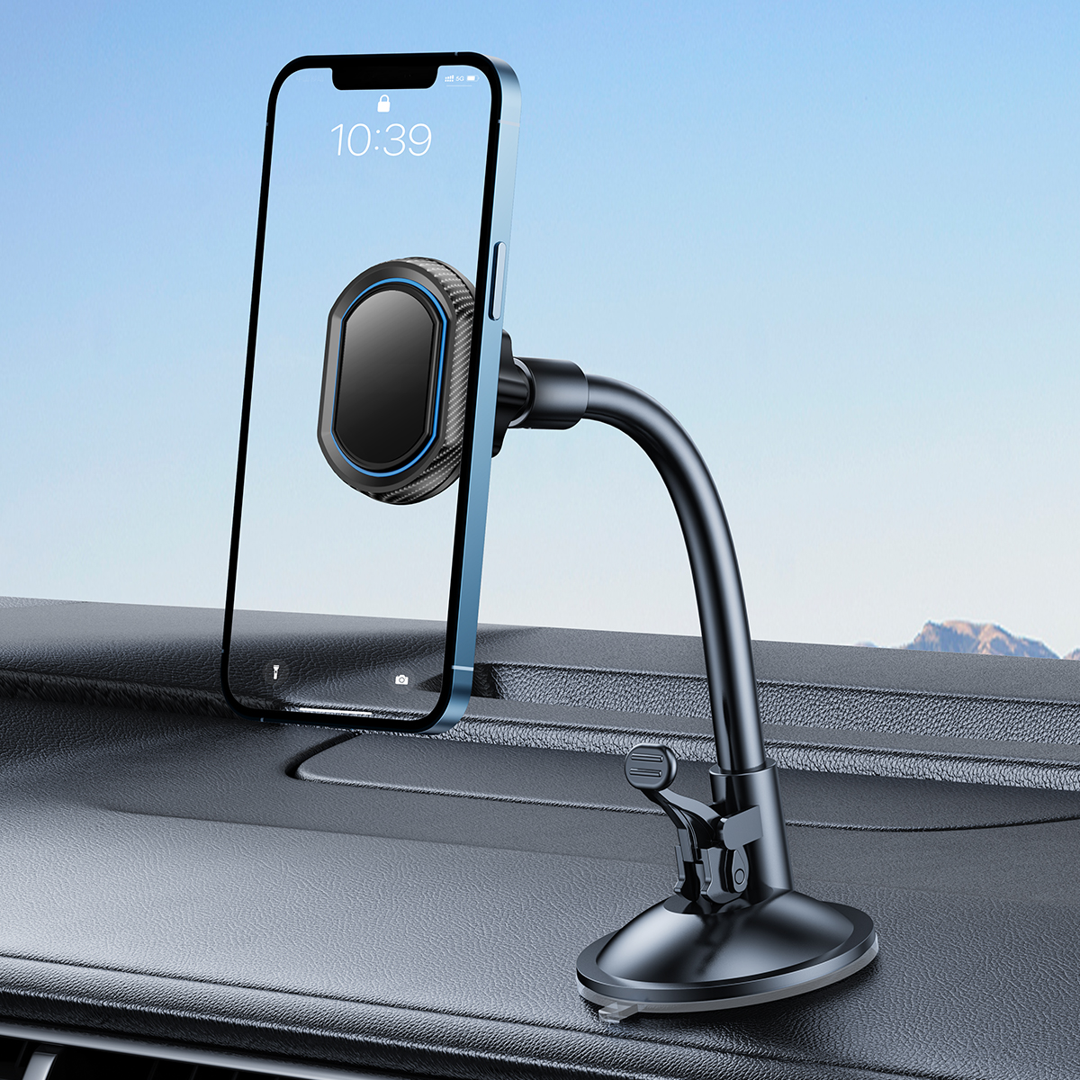 Gösterge panelinde siyah bir araç telefon tutucusuna monte edilmiş bir akıllı telefon. Mavi gökyüzü arka planı.