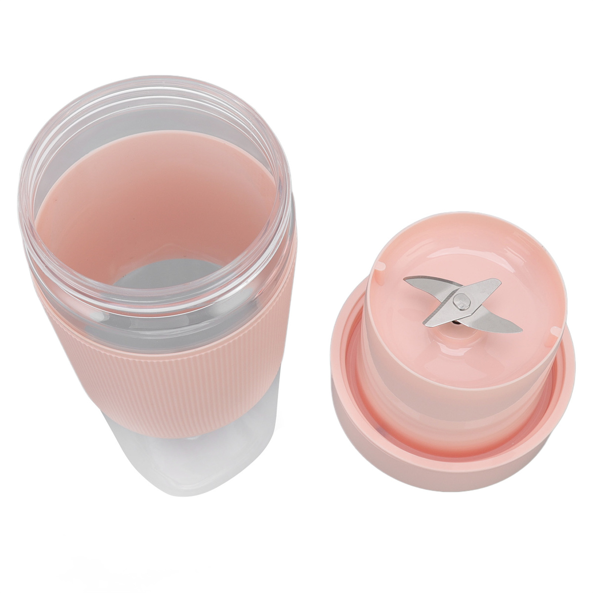 Ein Mixer mit einem rosa Becher und Deckel, offen, auf weißer Oberfläche.