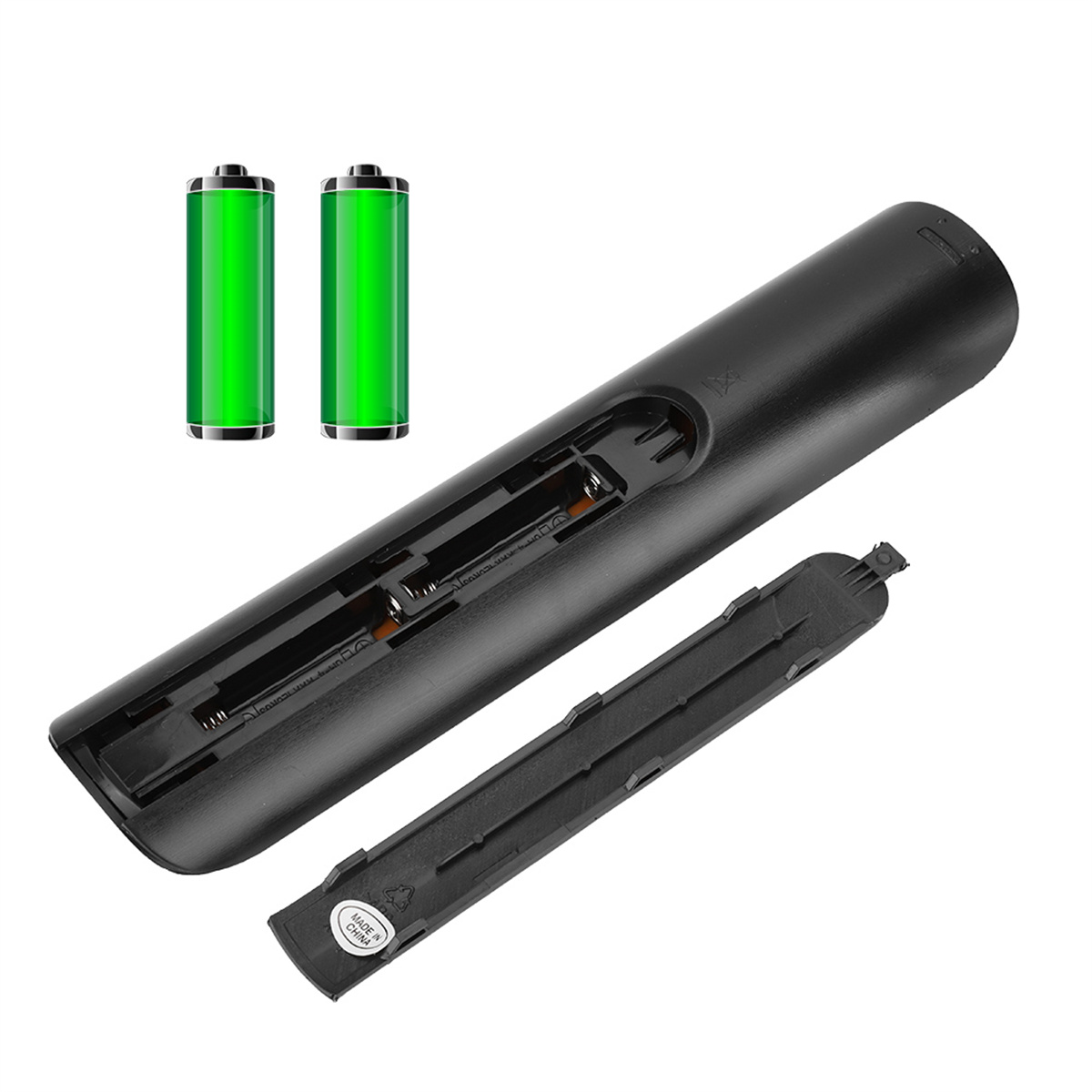 Fernbedienung mit Batterien und geöffnetem Batteriefach. Die Fernbedienung ist schwarz und hat eine weiße Abdeckung.