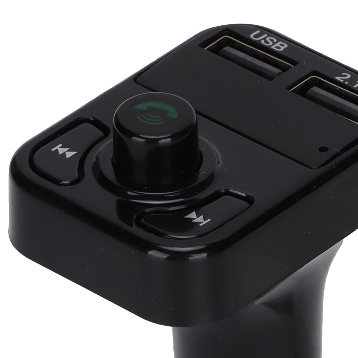 Schwarzes Autoladegerät mit USB-Anschlüssen und Knöpfen.