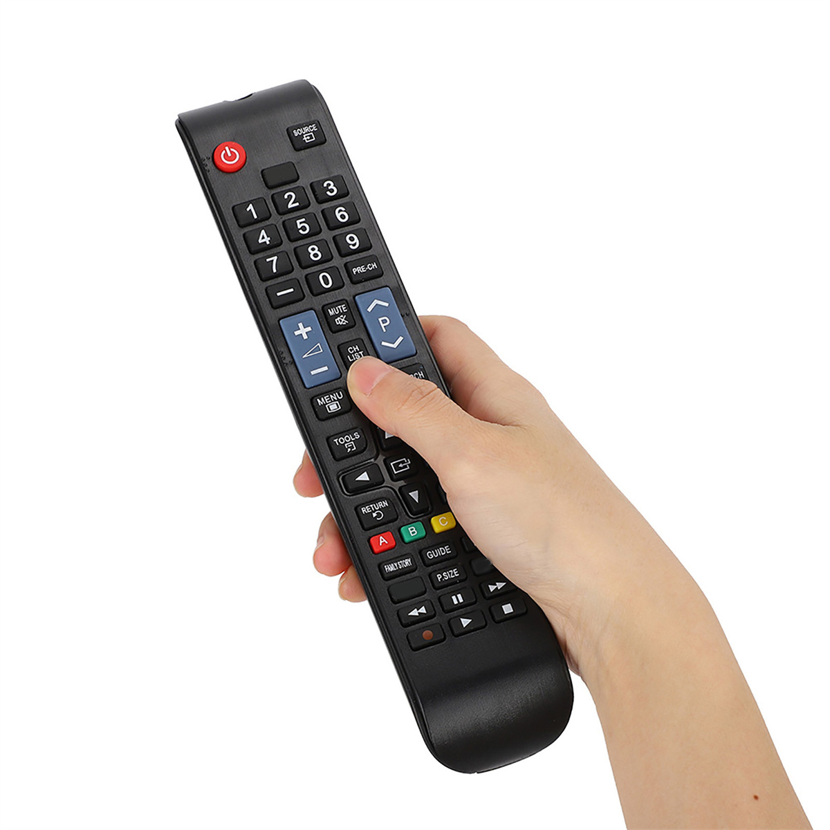 Eine Hand hält eine schwarze TV-Fernbedienung mit vielen Tasten, darunter Nummern und Lautstärke.