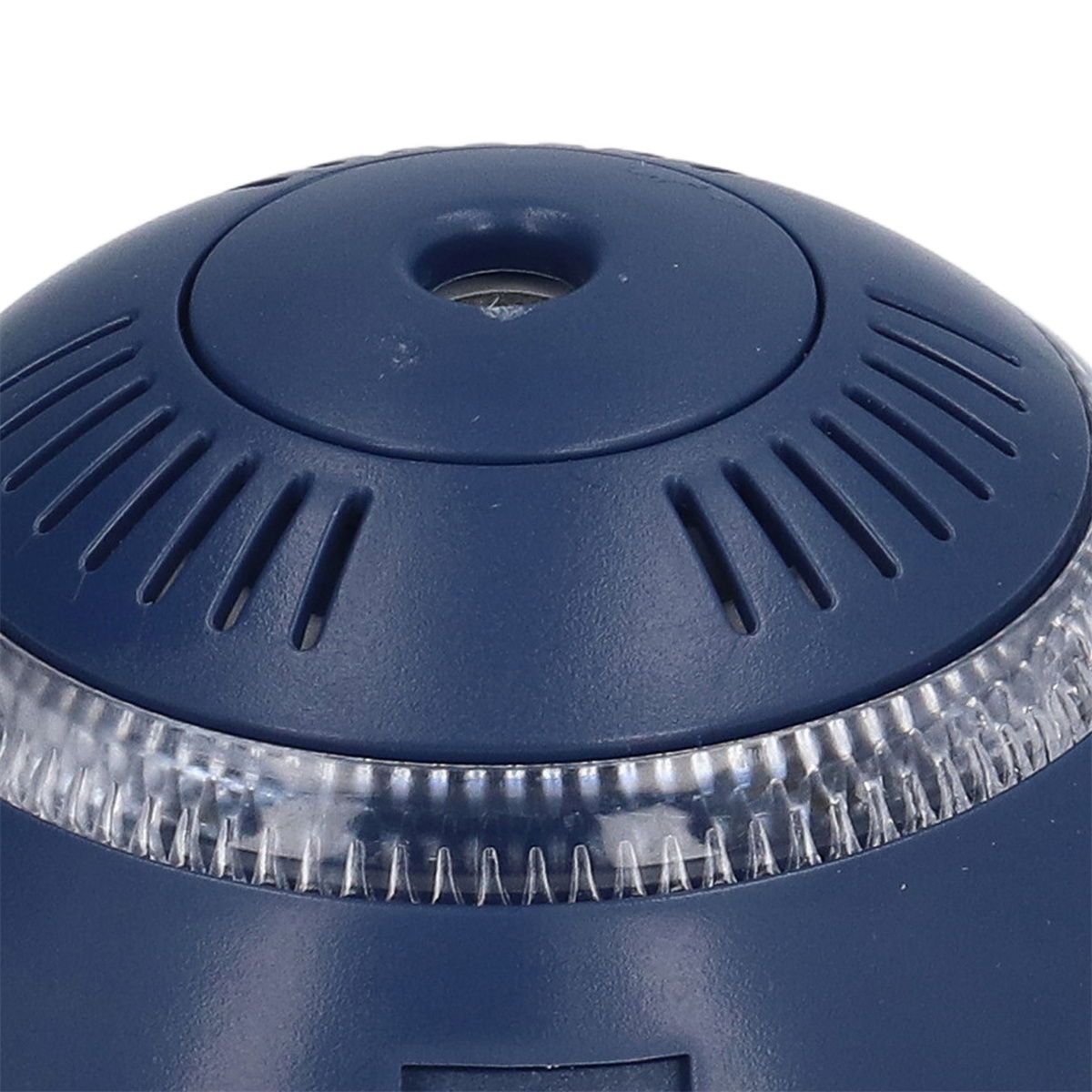 Nahaufnahme eines blauen Rauchmelders. Er hat eine kreisförmige Form mit mehreren Öffnungen um ein Licht.