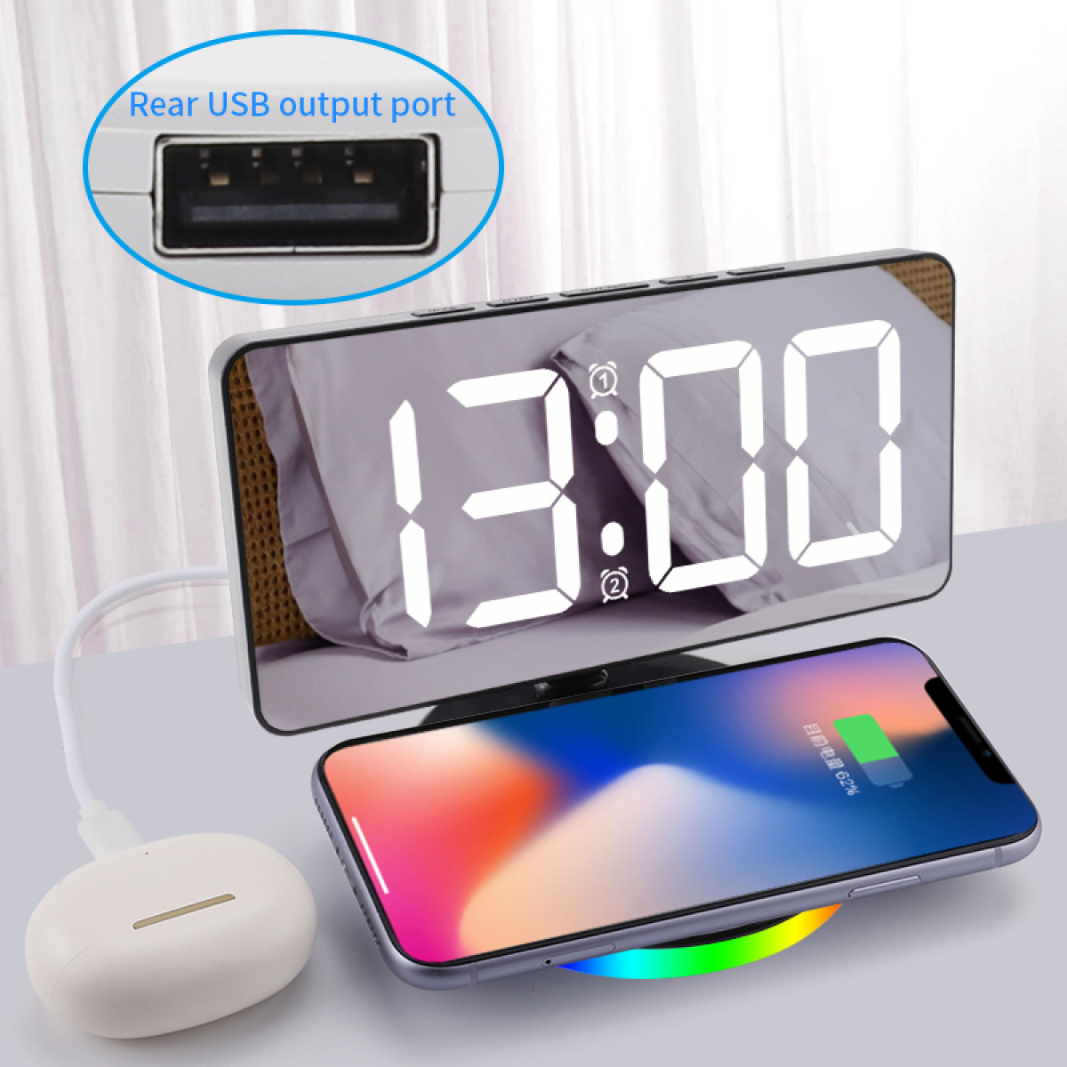 Eine Digitaluhr, die 13:00 Uhr anzeigt, mit einem kabellos ladenden Telefon und einem hinteren USB-Ausgang.