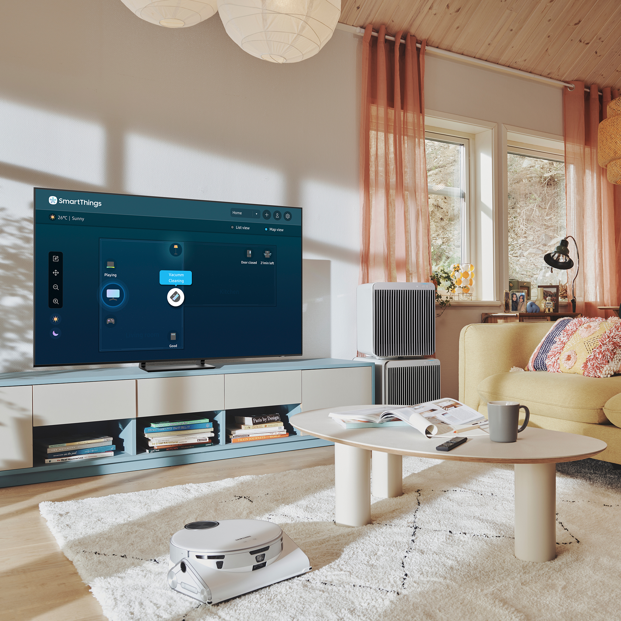 Un soggiorno con TV che mostra un'interfaccia smart home e un aspirapolvere robot.