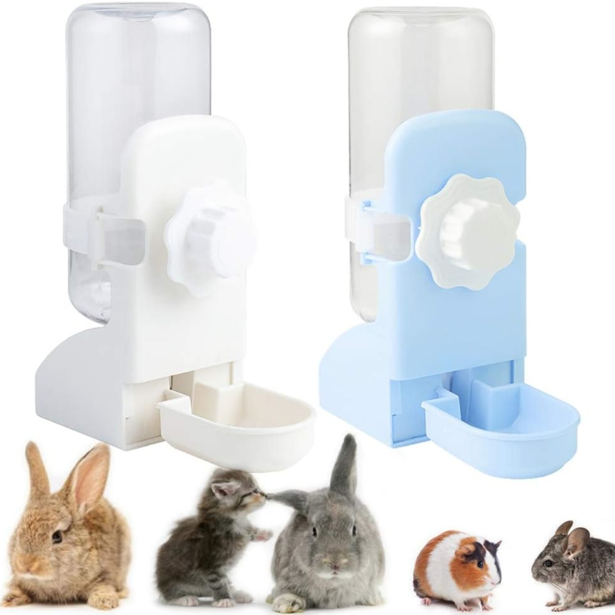 Zwei Haustier-Wasserflaschen. Eine ist weiß, die andere blau, mit ein paar kleinen Haustieren um sie herum.