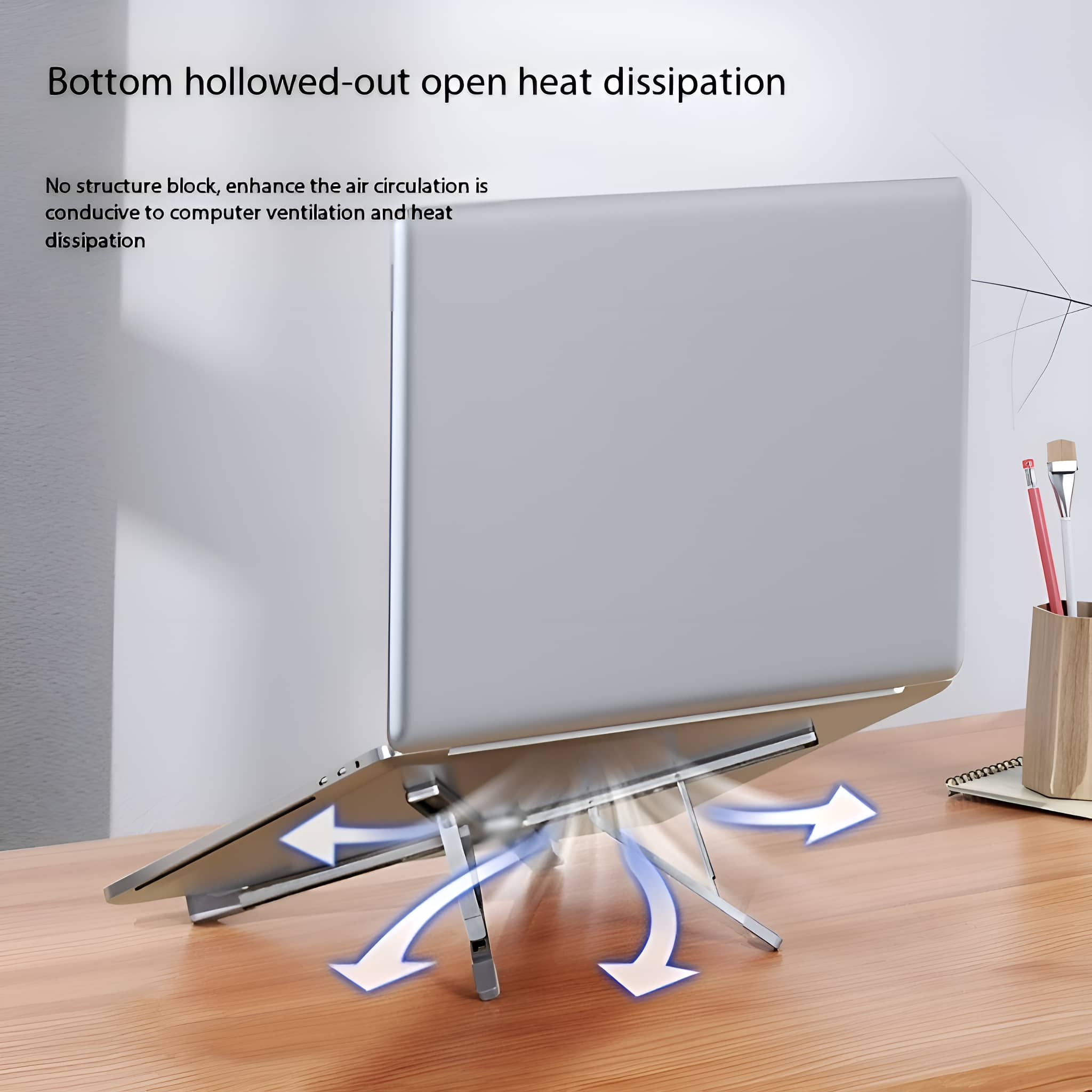 Silberner Laptop auf einem silbernen Ständer auf einem Holztisch. Pfeile zeigen die Luftzirkulation.