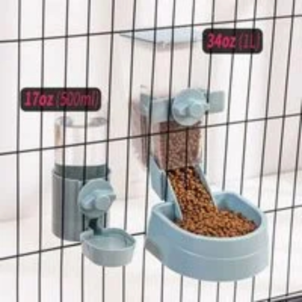 Tierfutterautomat mit Futter- und Wasserbehältern, an einem Drahtkäfig befestigt.