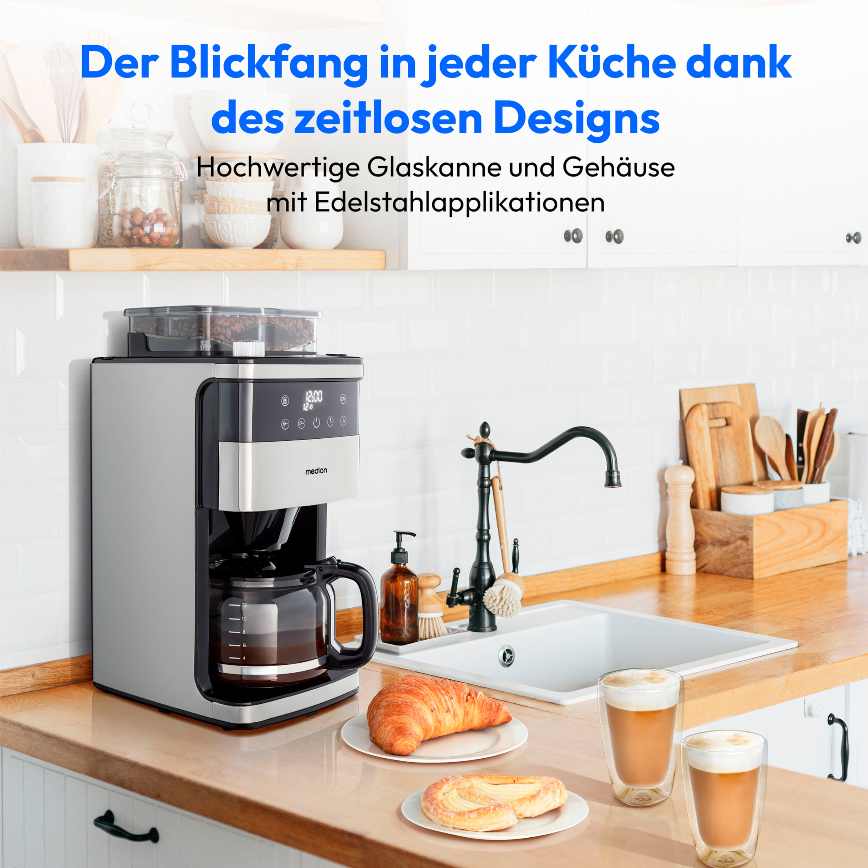 Kuchnia z ekspresem do kawy, rogalikiem i napojami kawowymi.