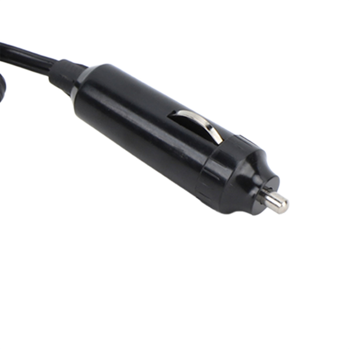 Ein schwarzer Autoladeadapter mit silbernem Detail auf weißem Hintergrund.