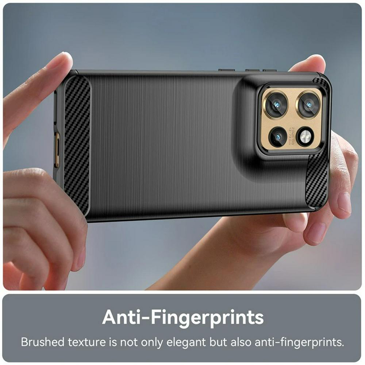 Une coque de téléphone noire avec une texture brossée, tenue par des mains.